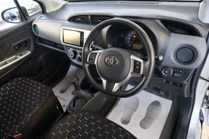 Хетчбэк Toyota Vitz 2014 года, 819000 рублей, Омск