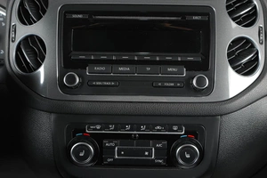 Внедорожник Volkswagen Tiguan 2012 года, 1529000 рублей, Тюмень