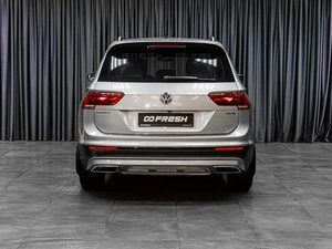 Внедорожник Volkswagen Tiguan 2018 года, 2299000 рублей, Тюмень