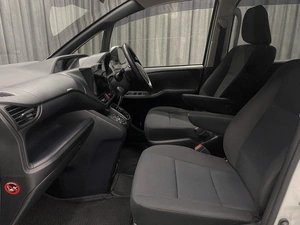 Минивэн Toyota Voxy 2017 года, 2000000 рублей, Красноярск