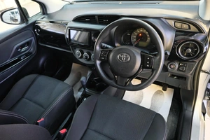 Хетчбэк Toyota Vitz 2019 года, 1249000 рублей, Омск