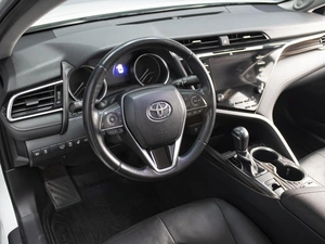 Седан Toyota Camry 2019 года, 3350000 рублей, Омск