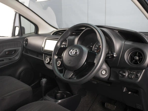 Хетчбэк Toyota Vitz 2017 года, 885000 рублей, Омск