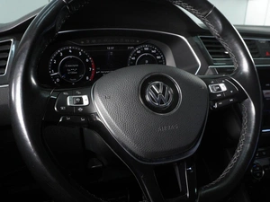 Внедорожник Volkswagen Tiguan 2018 года, 2260000 рублей, Красный Пахарь