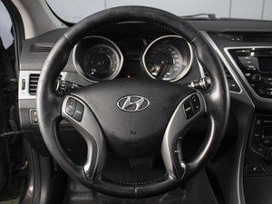 Седан Hyundai Elantra 2014 года, 860000 рублей, Омск