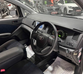 Минивэн Toyota Isis 2014 года, 1297000 рублей, Красноярск