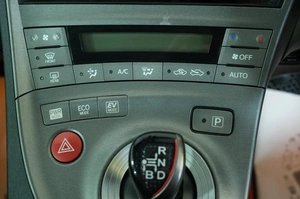 Лифтбек Toyota Prius 2013 года, 1239000 рублей, Омск