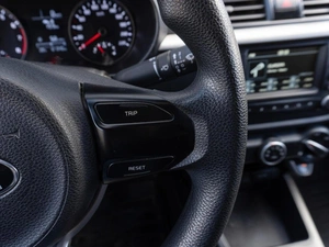 Седан Kia Rio 2017 года, 1179000 рублей, Саратов