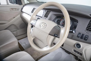 Минивэн Toyota Isis 2009 года, 1229000 рублей, Томск