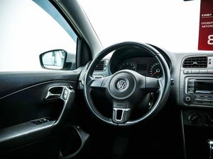 Седан Volkswagen Polo 2013 года, 850000 рублей, Красноярск