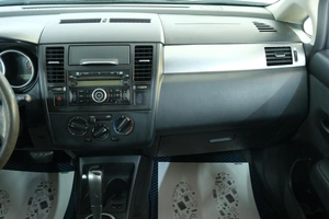 Хетчбэк Nissan Tiida 2010 года, 889000 рублей, Омск