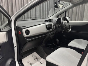 Хетчбэк Toyota Vitz 2013 года, 690000 рублей, Красноярск