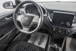 Седан Hyundai Solaris 2017 года, 989000 рублей, Барнаул