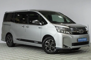 Минивэн Toyota Voxy 2018 года, 2229000 рублей, Челябинск
