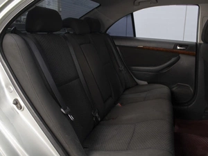 Седан Toyota Avensis 2004 года, 660000 рублей, Омск