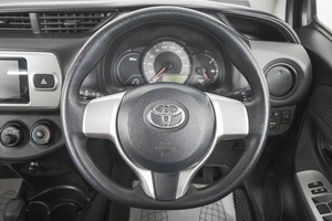 Хетчбэк Toyota Vitz 2015 года, 749000 рублей, Кемерово