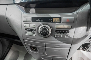 Минивэн Toyota Voxy 2005 года, 1319000 рублей, Барнаул