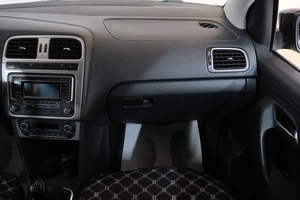 Седан Volkswagen Polo 2017 года, 1039000 рублей, Омск