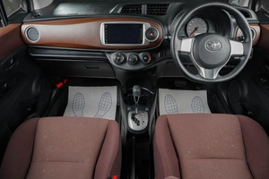 Хетчбэк Toyota Vitz 2012 года, 1069000 рублей, Тюмень