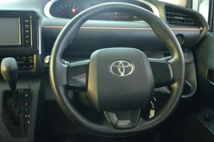 Минивэн Toyota Sienta 2015 года, 1199000 рублей, Омск