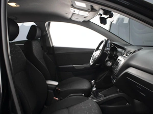 Седан Kia Rio 2017 года, 1040000 рублей, Омск