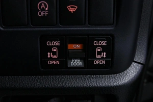 Минивэн Toyota Voxy 2015 года, 1883000 рублей, Солонцы