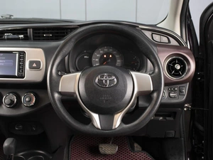 Хетчбэк Toyota Vitz 2016 года, 990000 рублей, Омск