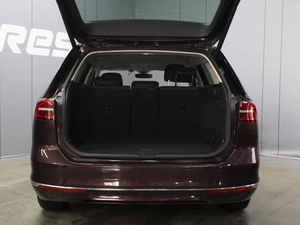 Универсал Volkswagen Passat 2017 года, 1700000 рублей, Омск