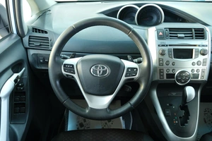 Минивэн Toyota Verso 2011 года, 1199000 рублей, Омск