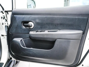 Хетчбэк Nissan Tiida 2011 года, 840000 рублей, Красноярск