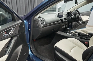 Седан Mazda Axela 2016 года, 1349000 рублей, Красноярск