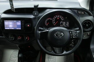 Хетчбэк Toyota Vitz 2017 года, 958000 рублей, Солонцы