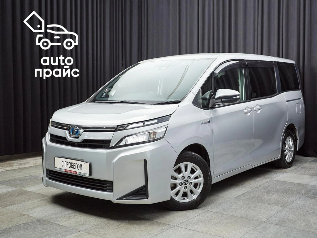 Минивэн Toyota Voxy 2017 года, 2187000 рублей, Красноярск