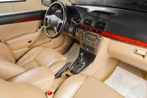 Седан Toyota Avensis 2006 года, 1049000 рублей, Тюмень