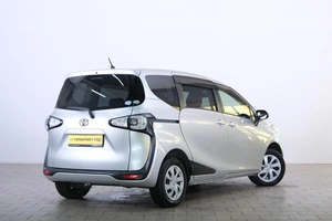 Минивэн Toyota Sienta 2015 года, 1199000 рублей, Омск