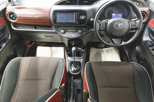 Хетчбэк Toyota Vitz 2017 года, 1199000 рублей, Новосибирск