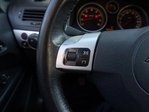 Седан Opel Astra 2011 года, 729000 рублей, Саратов