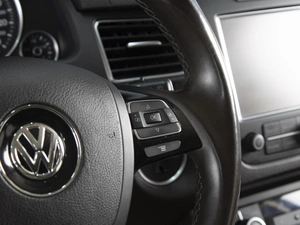 Внедорожник Volkswagen Touareg 2014 года, 2470000 рублей, Омск