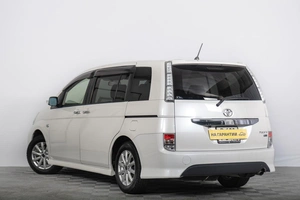 Минивэн Toyota Isis 2012 года, 1399000 рублей, Томск