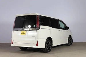 Минивэн Toyota Noah 2019 года, 3099000 рублей, Новосибирск