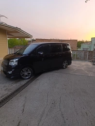 Минивэн Toyota Voxy 2010 года, 1500000 рублей, Железногорск