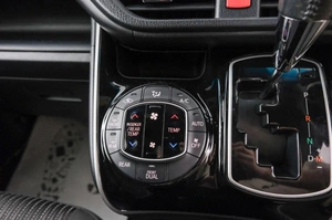 Минивэн Toyota Voxy 2018 года, 1899000 рублей, Красноярск