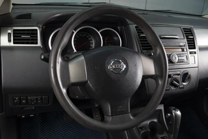 Хетчбэк Nissan Tiida 2010 года, 880000 рублей, Омск