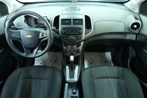 Хетчбэк Chevrolet Aveo 2013 года, 679000 рублей, Омск