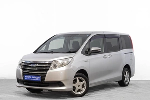 Минивэн Toyota Noah 2015 года, 1889000 рублей, Барнаул