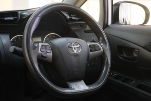 Минивэн Toyota Wish 2017 года, 1819000 рублей, Омск