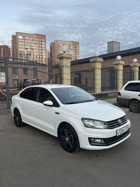 Седан Volkswagen Polo 2019 года, 1050000 рублей, Красноярск