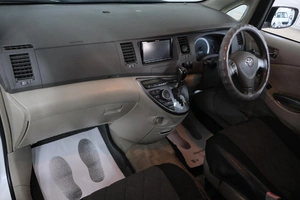 Минивэн Toyota Isis 2010 года, 1039000 рублей, Омск