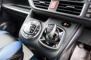 Минивэн Toyota Voxy 2015 года, 1679000 рублей, Красноярск