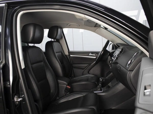 Внедорожник Volkswagen Tiguan 2011 года, 1290000 рублей, Омск